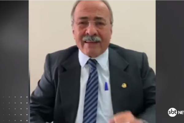Chico Rodrigues pública vídeo explicando por que guardou o dinheiro na cueca
