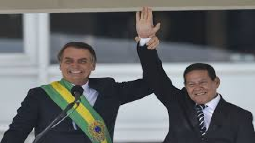 General Mourão comenta sobre as eleições de 2022 e diz "Não vejo adversário para o presidente Bolsonaro"