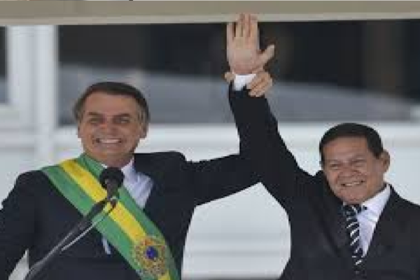 General Mourão comenta sobre as eleições de 2022 e diz "Não vejo adversário para o presidente Bolsonaro"