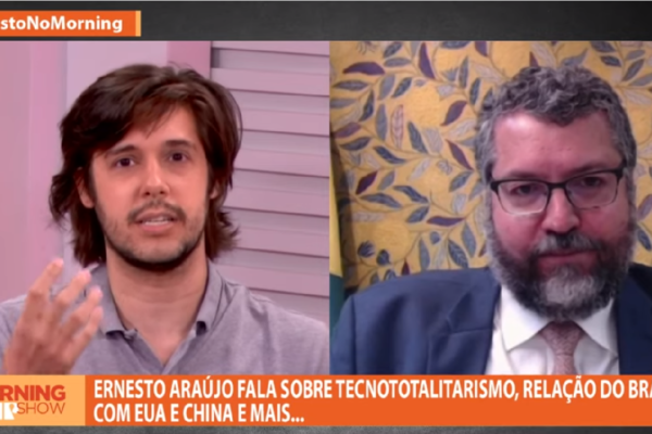Ernesto Araújo rebate Jornalista e diz "Grande parte da imprensa joga contra o país"
