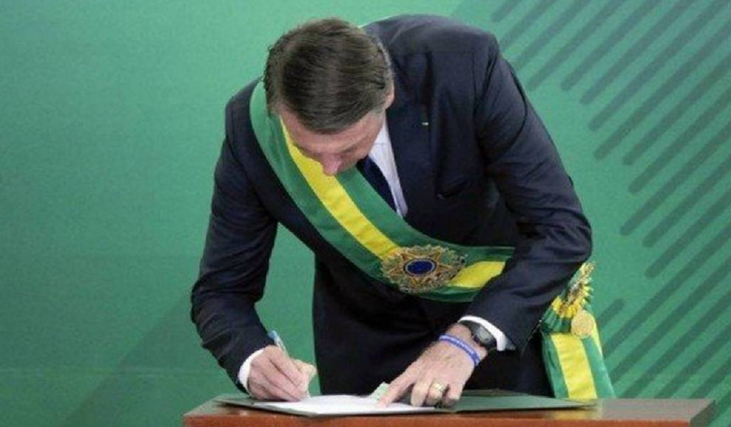 Presidente Bolsonaro assina decreto sobre pessoas desaparecidas no país
